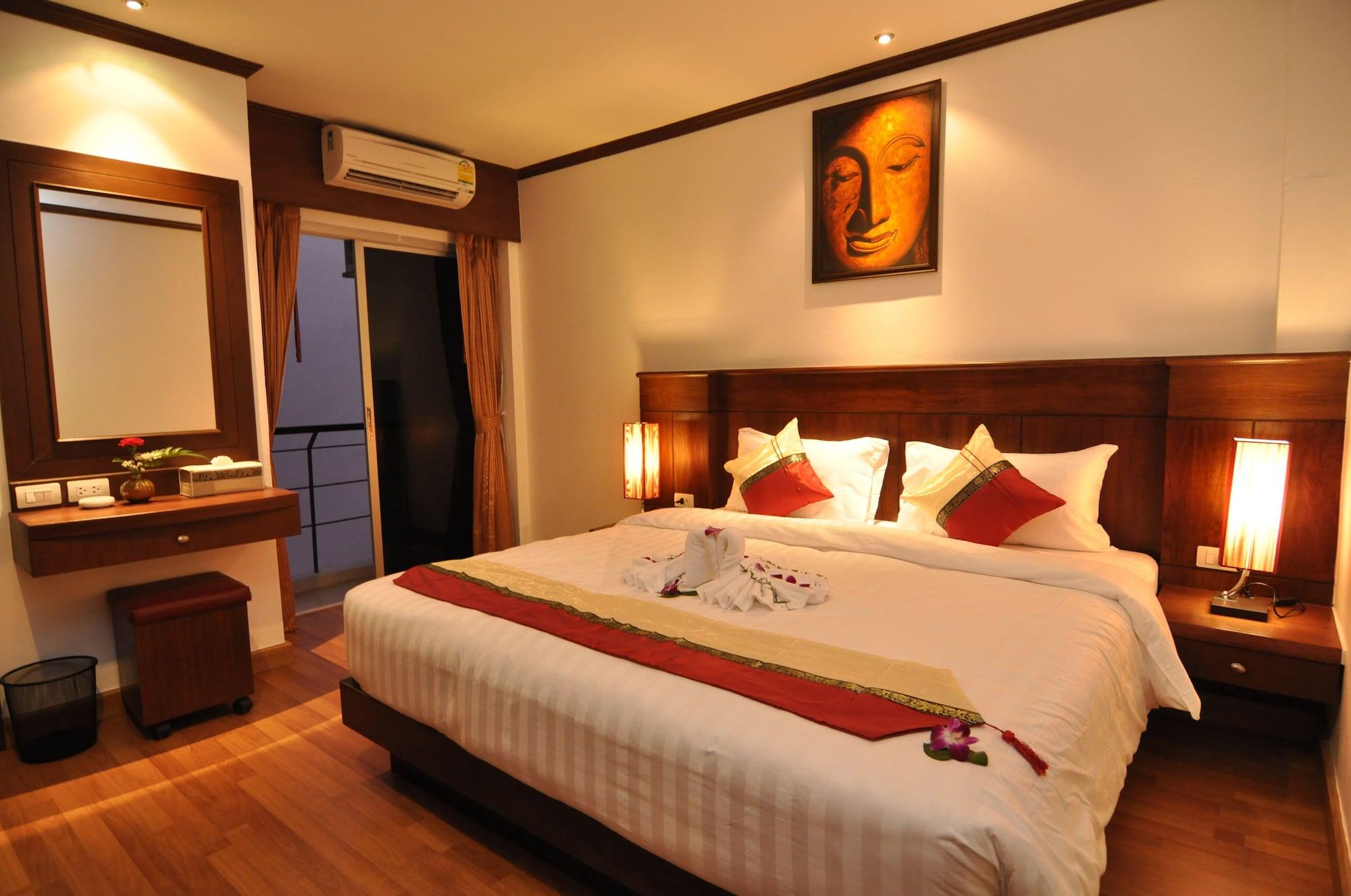 Hemingway'S Hotel Patong Exterior photo
