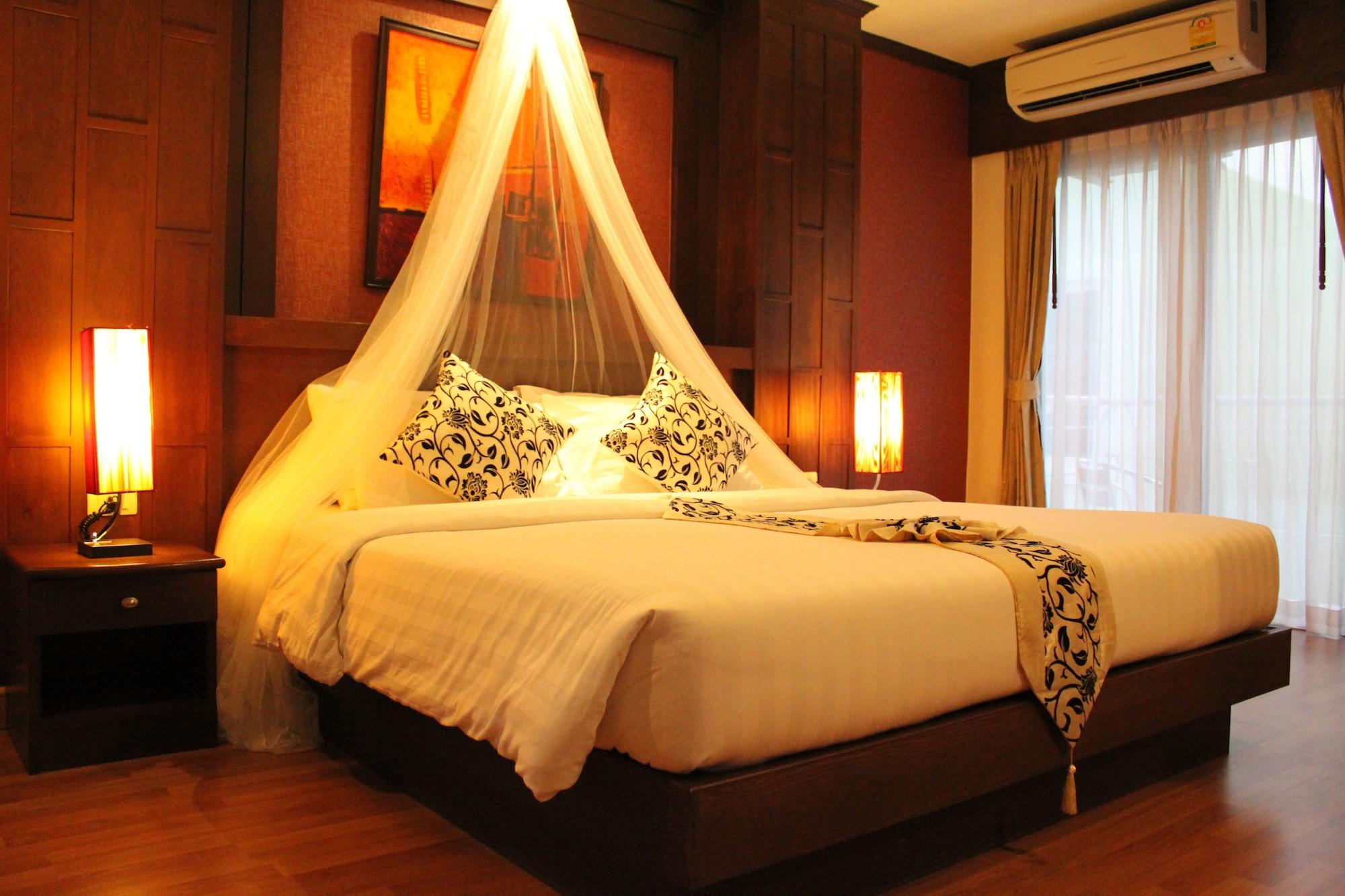 Hemingway'S Hotel Patong Exterior photo