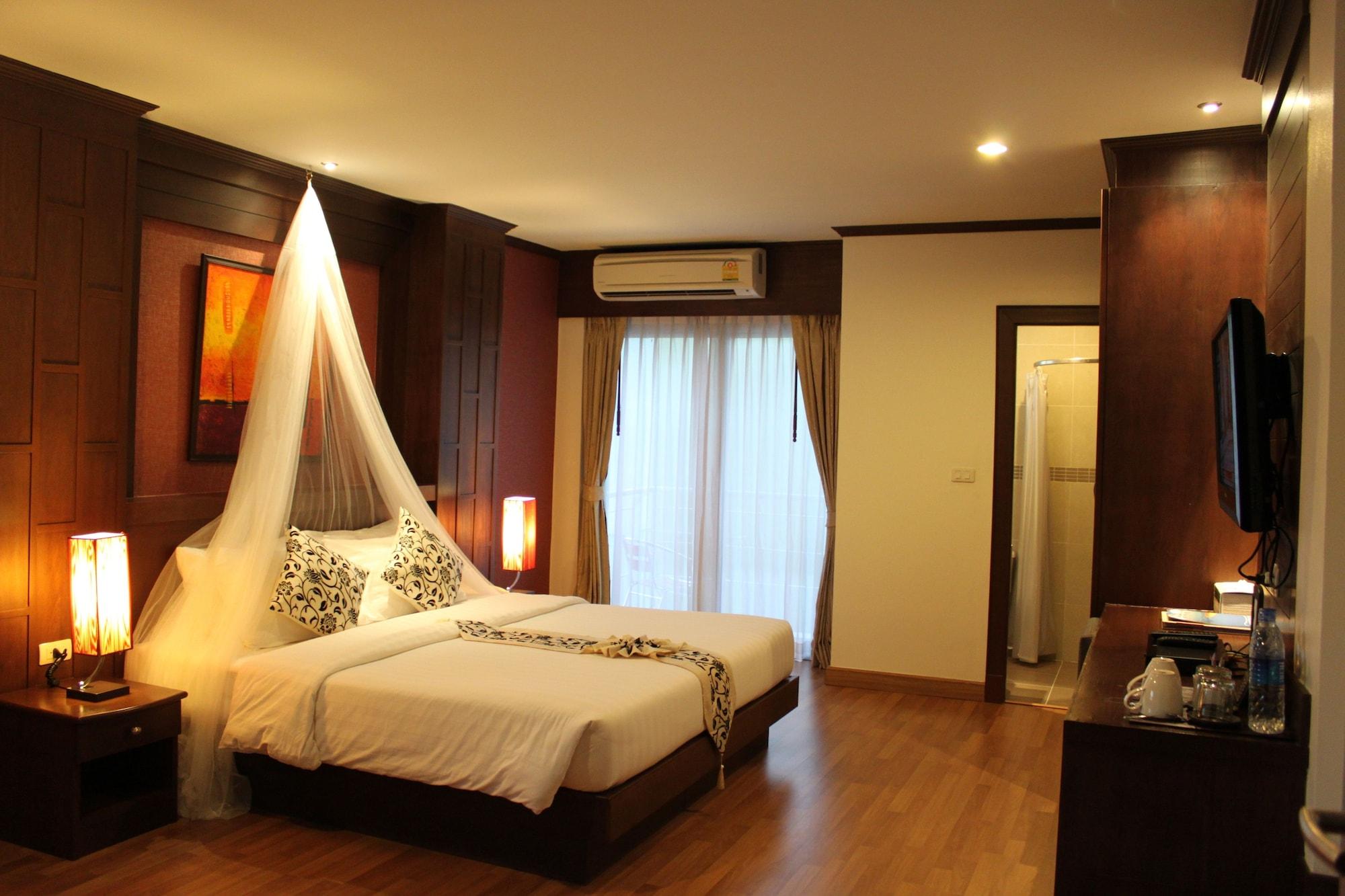 Hemingway'S Hotel Patong Exterior photo