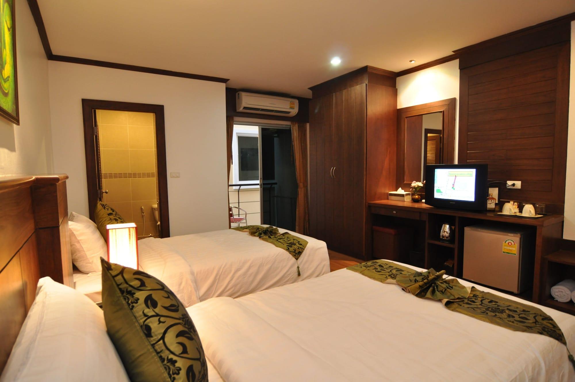 Hemingway'S Hotel Patong Exterior photo