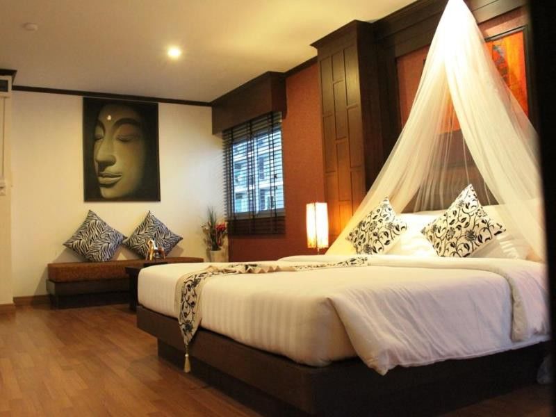 Hemingway'S Hotel Patong Exterior photo