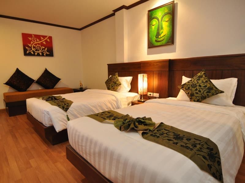 Hemingway'S Hotel Patong Exterior photo