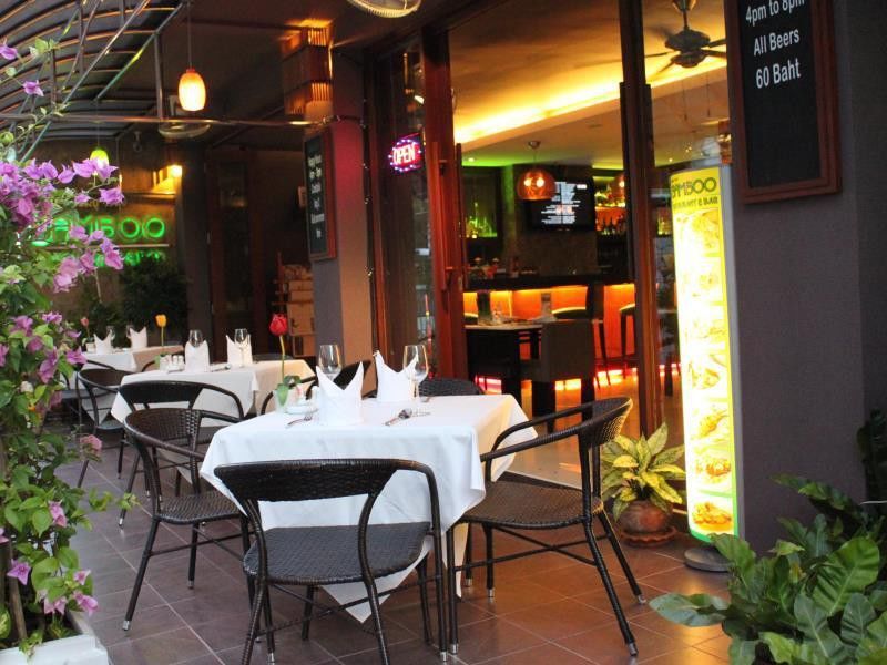 Hemingway'S Hotel Patong Exterior photo